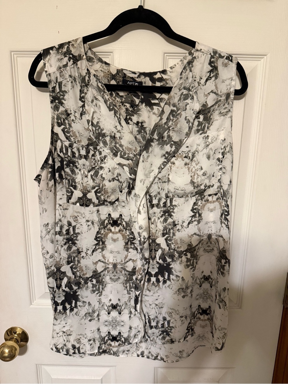 Apt. 9 Black & White Printed Sleeveless V-Neck Camisole